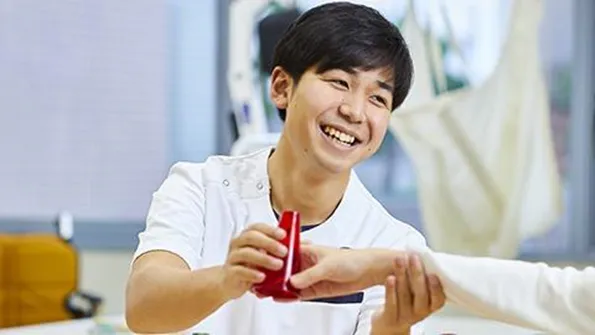 作業療法士を目指す学生が実習をしている様子。