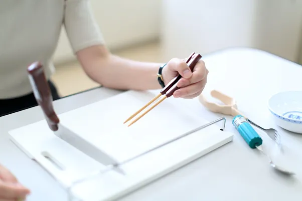 作業療法で使用する箸やフォーク・スプーンなどの自助具