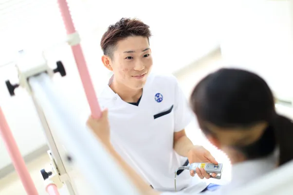 作業療法士を目指す学生が実習をしている様子