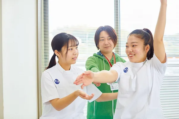 作業療法士を目指す学生が実習を行っている様子。