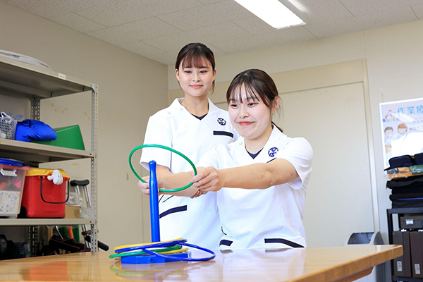 作業療法士を目指す学生が実習を行っている様子。