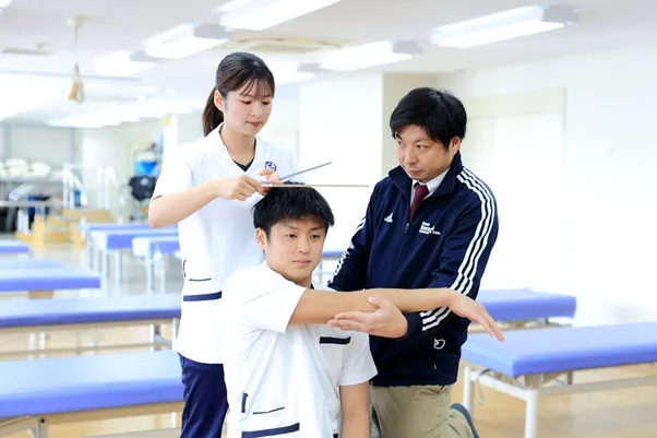 理学療法士を目指す和泉大学の学生の実習を行っている様子。理学療法士の仕事内容を学んでいる。