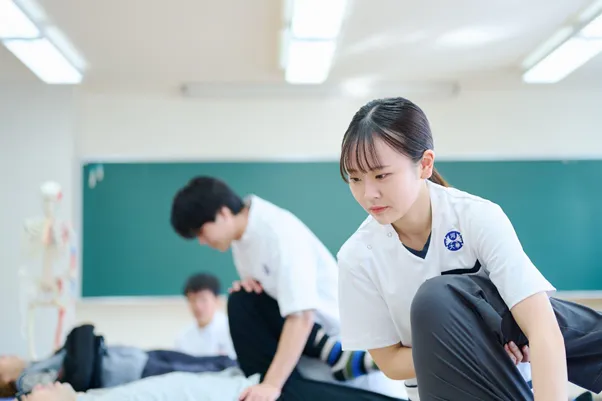 理学療法士を目指す和泉大学の学生が実習を行っている様子。患者さんの回復を目指す
