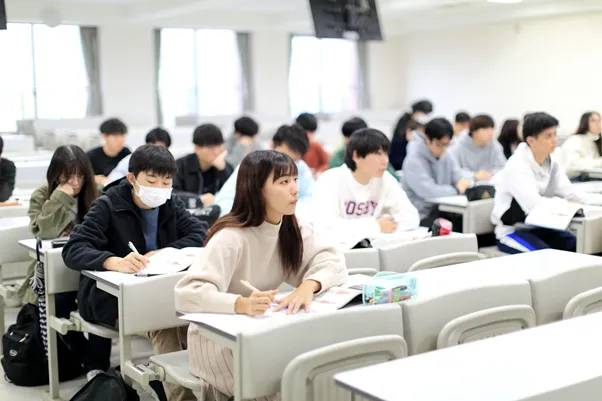 理学療法士を目指す大学生たちの姿。和泉大学での学びの様子。