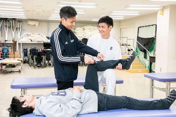 理学療法士を目指す和泉大学の学生がリハビリの実習を行っている様子
