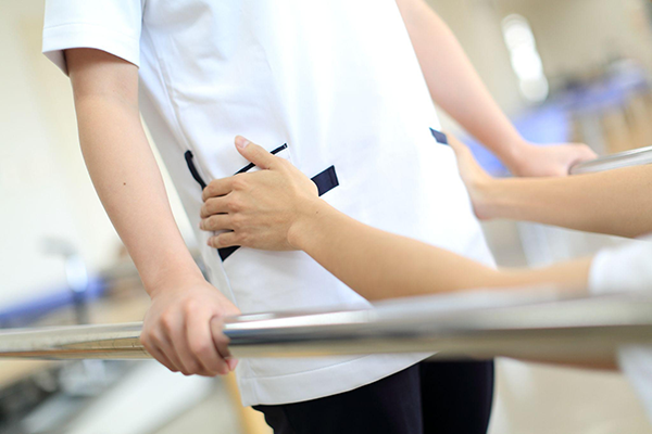 理学療法士を目指す学生がリハビリの実習を行っている様子。