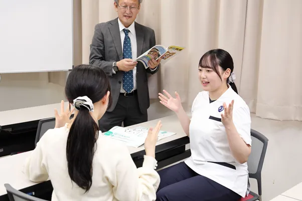 言語聴覚士を目指す学生が実習を行っている様子