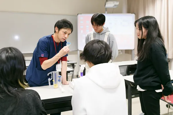 言語聴覚士を目指す学生が実習をしている様子。