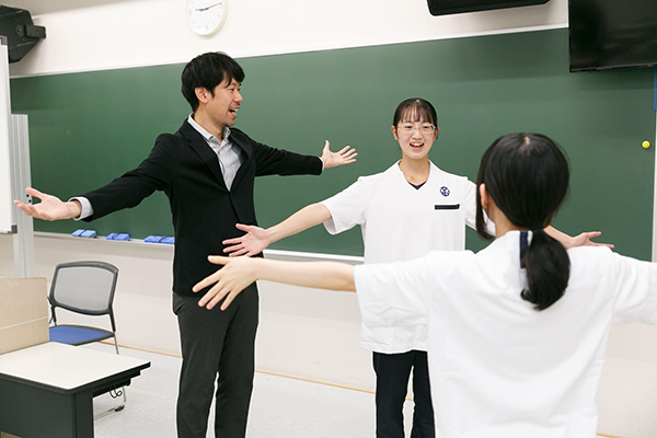 言語聴覚士を目指す学生が実習をしている様子。