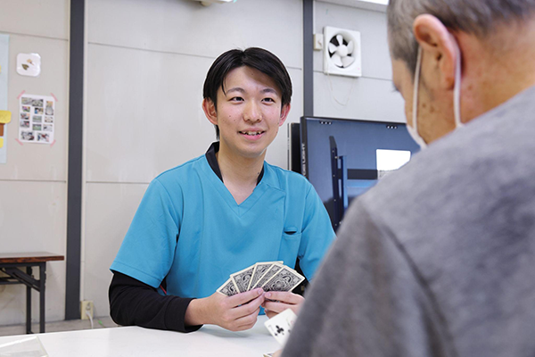 作業療法士を目指す学生が実習をしている様子