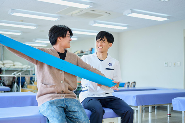 作業療法士を目指す学生が実習をしている様子