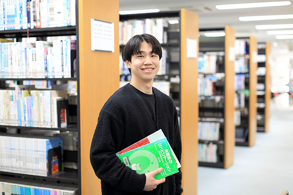 笑顔でこちらを見ている学生の画像