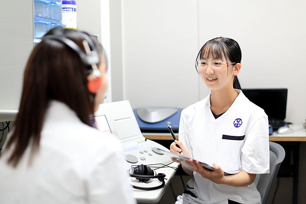 言語聴覚士を目指す和泉大学の学生が実習を行っている様子