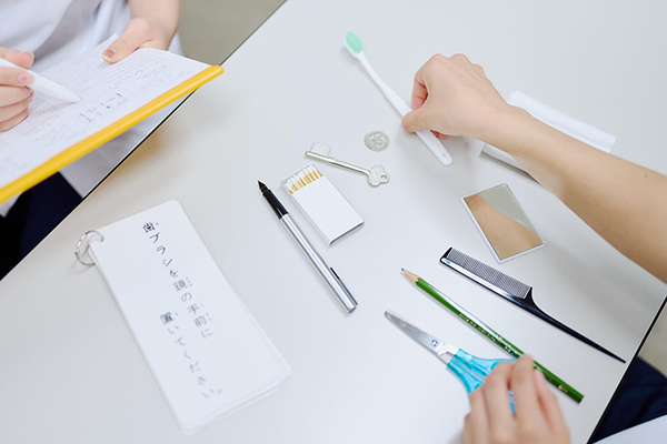 言語聴覚士を目指す学生が実習を行っている様子