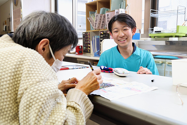 作業療法士を目指す学生が実習を行っている様子