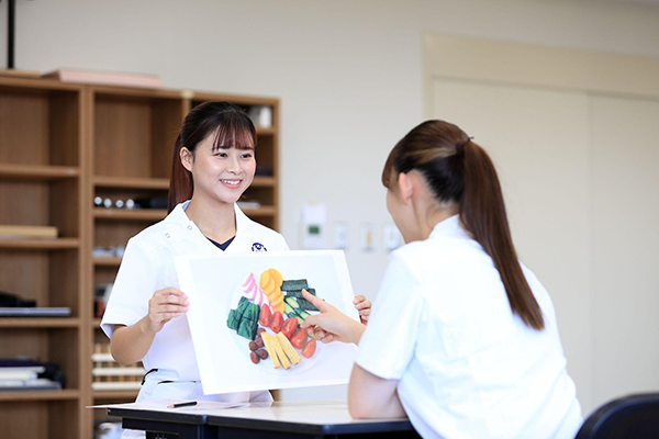 作業療法士を目指す学生が実習を行っている様子