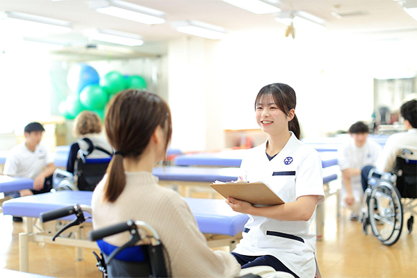 理学療法士を目指す学生が実習を行っている様子。