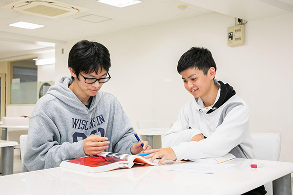 理学療法士を目指す大学生が勉強をしているイメージ