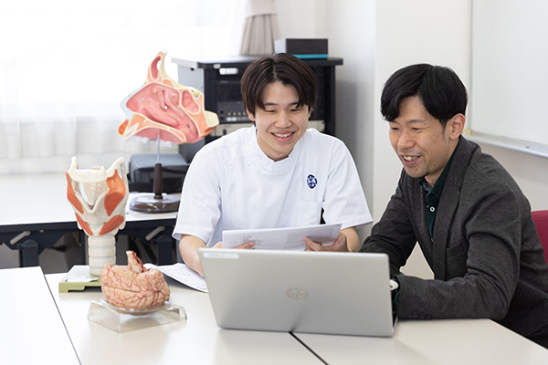 言語聴覚士を目指す和泉大学の学生が学んでいる姿。