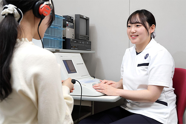 言語聴覚士を目指す和泉大学の学生が実習をしている姿。