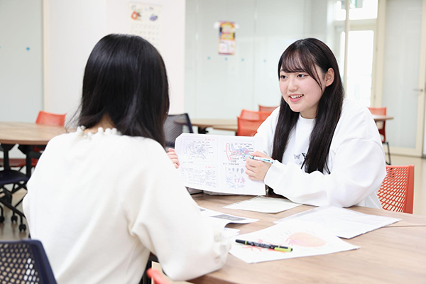 言語聴覚士を目指す和泉大学の学生が勉強をしている姿