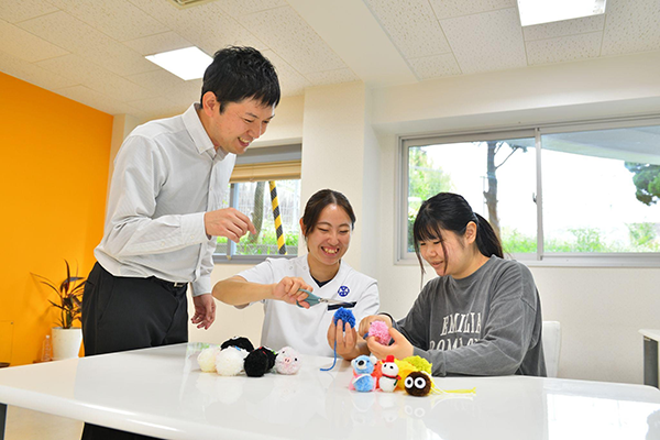 作業療法士を目指す学生の様子