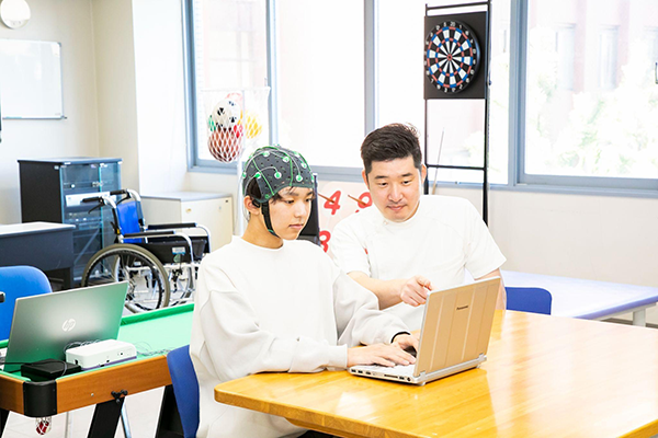 作業療法士を目指す学生が実習をしている様子