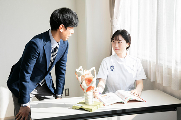 言語聴覚士を目指す和泉大学の学生が教授と会話している様子