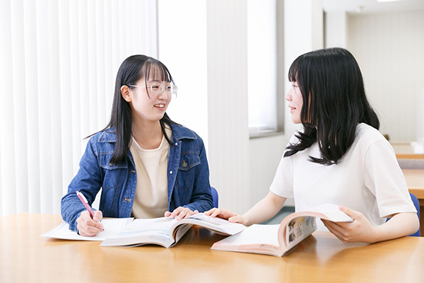 学生が進路を考えている様子