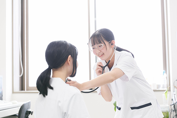 言語聴覚士を目指す和泉大学の学生が実習を行っている様子