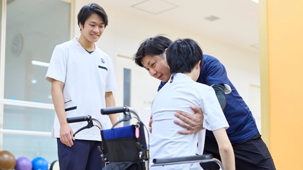 理学療法士を目指す学生が実習をしている様子