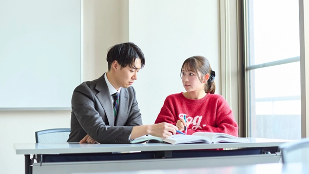 理学療法士を目指す学生が試験対策をしている様子