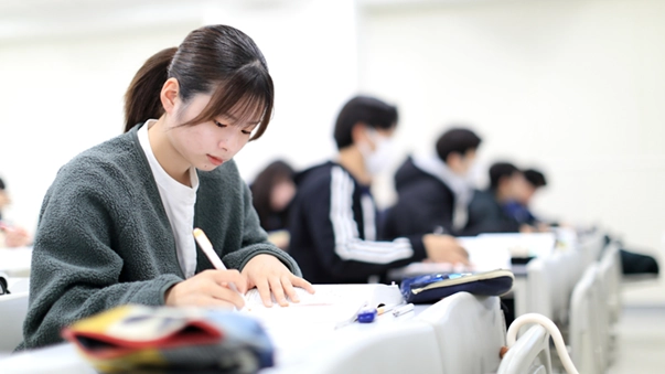 言語聴覚士を目指す学生が試験対策をしているイメージ。