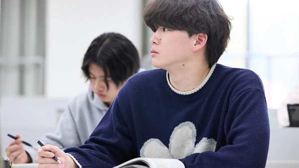 大学の講義を受ける学生のイメージ