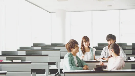 講義室で学生が会話をしている様子