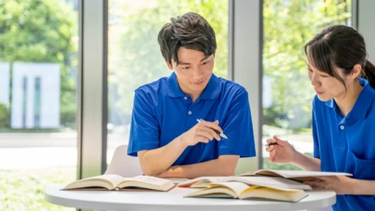OT学生がノートを見ながら実習の復習をしているイメージ