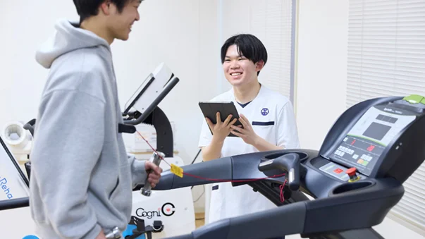 理学療法士を目指す学生が実習を行っている様子
