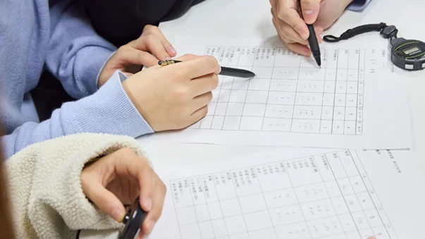 理学療法士国家試験の勉強をしている学生のイメージ
