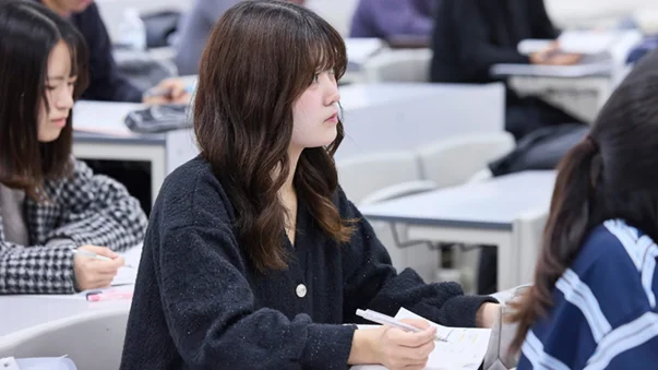 理学療法士を目指す学生が勉強している様子