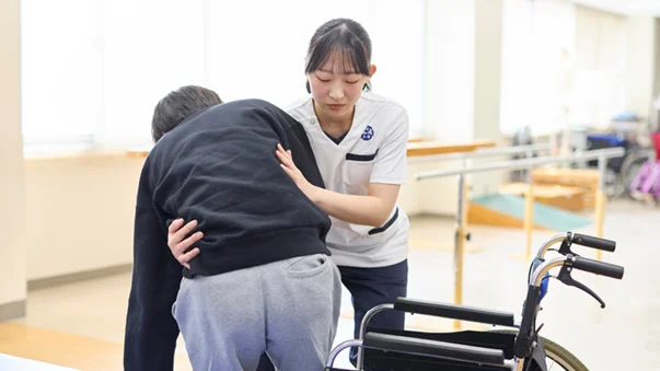 患者さんのリハビリを支える理学療法士の姿