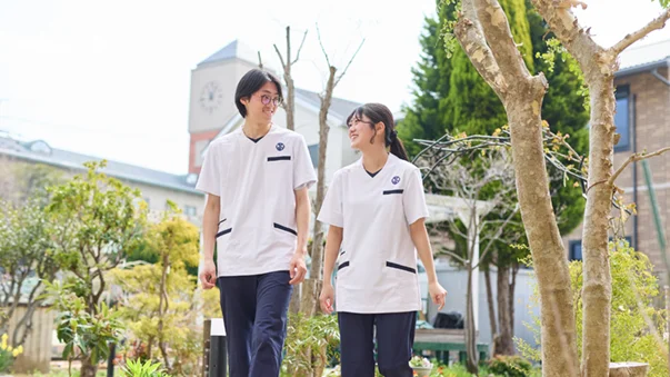笑顔で歩く理学療法士を目指す学生たちの姿
