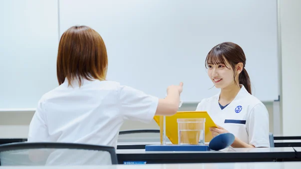 言語聴覚士を目指す学生が実習をしている様子。