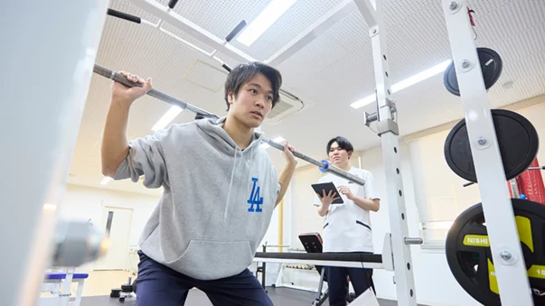 理学療法士が医学的根拠に基づいた治療的アプローチを行っているイメージ