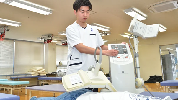 理学療法士を目指す学生が実習を行っている様子