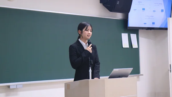 スーツ姿の女性。セカンドキャリアを目指している人のイメージ。