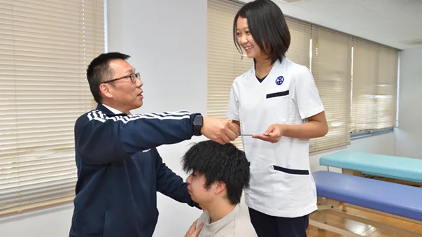 理学療法士を目指す学生が実習を行っている様子。