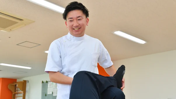 笑顔の理学療法士の姿