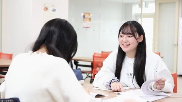 勉強をしている学生のイメージ