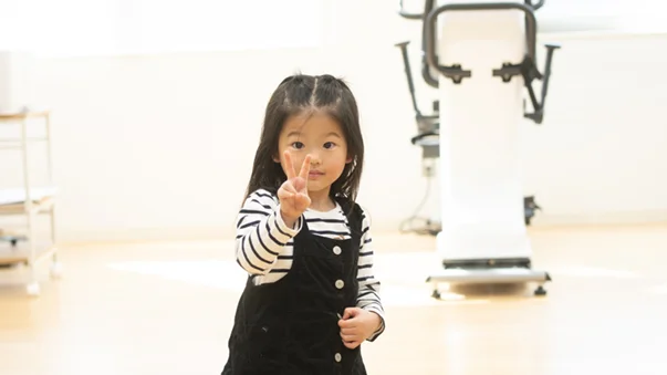 ピースをする子どもの画像