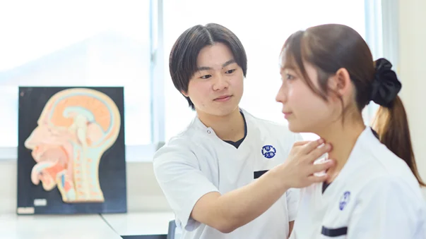 言語聴覚士を目指す学生が実習をしている様子